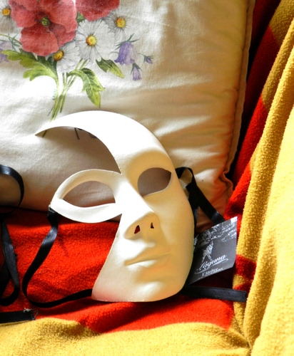 Immagine con rosso, maschera, giallo, fiori, bianco, coperta, cuscino, nero, nastro, fiore, colori, occhi, naso