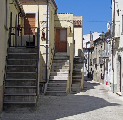 Immagine con scale, vicolo, porte, gradini, balconi, cielo, porta, paese, scorcio, case