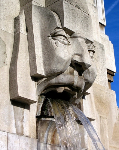 Immagine con fontana, acqua, naso, bocca, occhi, mascherone, scultura, pietra, marmo, cielo, getto, denti, zampillo, viso