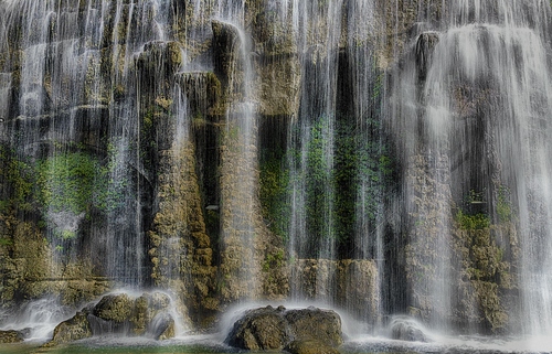 Immagine con acqua, cascata, verde, roccia, rocce, spruzzi, massi, cascate, erba, muschio, sassi