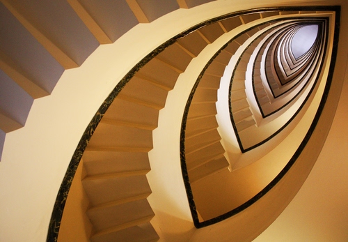 Immagine con prospettiva, gradini, scala, scale, chiocciola, scalini, spirale, geometrie, giallo, occhio