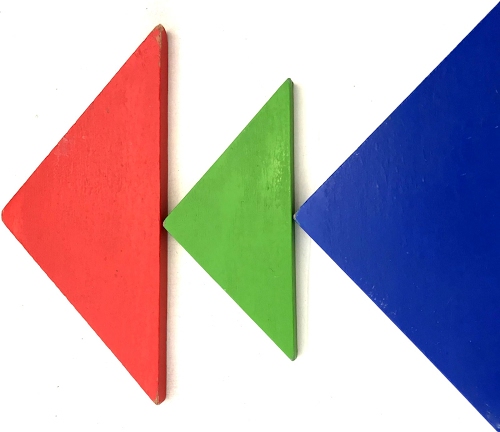 Immagine con triangoli, rosso, verde, blu, geometrie, colori, tre, bianco, geometria, angoli, azzurro, forme