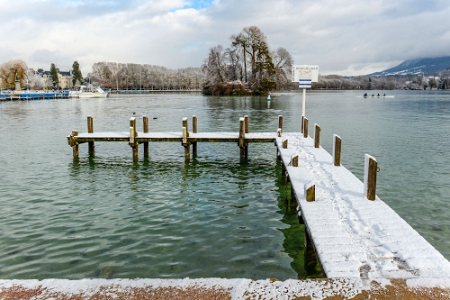 Immagine con alberi, lago, acqua, pontile, neve, nuvole, cielo, inverno, bianco, pali, cartello, montagne, banchina, barca, barche, legno