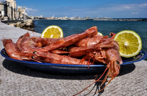 Immagine con mare, piatto, gamberi, limone, cibo, limoni, gamberoni