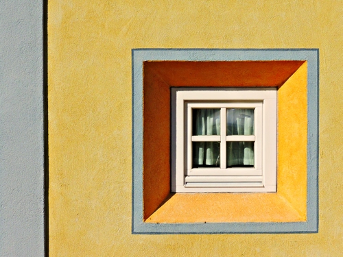 Immagine con finestra, giallo, quadrati, quadrato, grigio, cornice, bianco, muro, tenda, rosso, vetro, tende, ocra, tendine, vetri, colori, marrone
