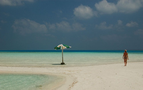 Immagine con sabbia, cielo, mare, spiaggia, ombrellone, nuvole, donna, verde, acqua, azzurro, bianco, estate, orizzonte, persona, solitudine