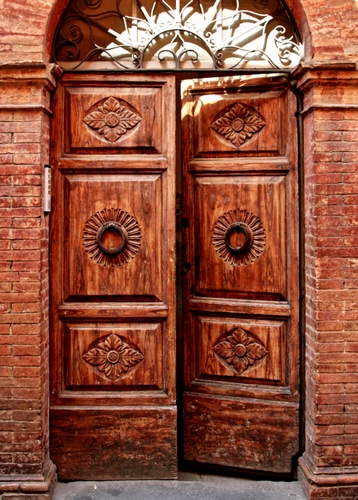 Immagine con legno, porta, portone, batacchi, arco, mattoni, marrone, battenti