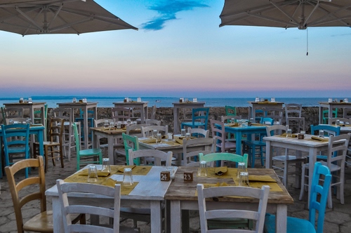 Immagine con mare, sedie, ombrelloni, tavolini, cielo, azzurro, tavoli, bicchieri, numeri, tramonto, bianco, alba, ristorante, verde, bar, acqua, nuvole