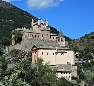 castello, chiesa, campanile, torri, cielo, alberi, verde, montagna, azzurro, finestre, fortezza, orologio, nuvole, montagne, torre, case