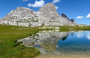 nuvole, cielo, lago, montagna, verde, riflesso, prato, acqua, erba, azzurro, riflessi, rocce, roccia, bianco, laghetto, paesaggio, vette, montagne