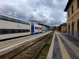 stazione, treno, binari, vagoni, nuvole, ferrovia, fili, rotaie, prospettiva, marciapiede
