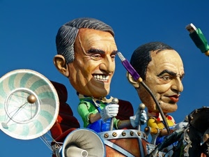 carnevale, maschere, carri, vespa, giornalisti, colori, fede, cartapesta, facce, carro, microfoni, sorriso, altoparlante, teste, caricature, personaggi