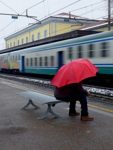 panchina, treno, ombrello, rosso, stazione, pioggia, binari, uomo