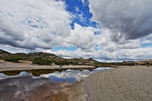nuvole, cielo, acqua, montagne, riflessi, riflesso, fiume, lago, sabbia