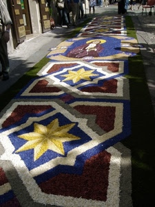 infiorata, fiori, madonna, petali, disegni, stelle, giallo, blu, marciapiede, ombre, strada, tappeto