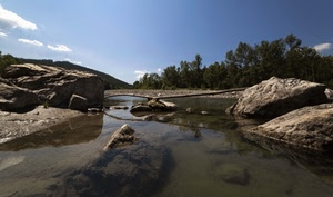 acqua, alberi, cielo, fiume, rocce, nuvole, massi, pietre, sassi, scogli, riflesso, verde, azzurro, roccia, bianco