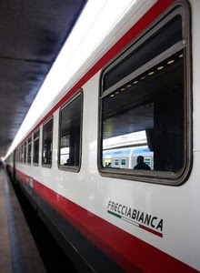 treno, finestrini, stazione, bianco, riflessi, freccia, vagoni, frecciabianca, rosso, riflesso