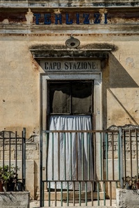 stazione, tenda, ringhiera, porta, scritta, vasi, cancello, insegna, finestra, muro, bianco