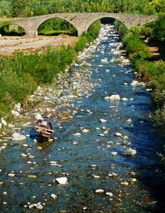 ponte, fiume, acqua, sassi, verde, barca, piante, alberi, archi, pietre, azzurro, arcate, pietra, cespugli, torrente, massi, secca