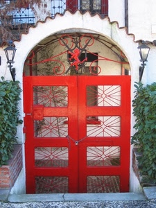 porta, rosso, lampione, arco, catena, leone, lucchetto, lampade, stemma, vetri, verde, cancello