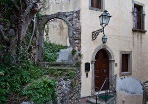 lampione, finestre, porta, arco, casa, erba, balcone, scala, scorcio, finestra, portone, piante