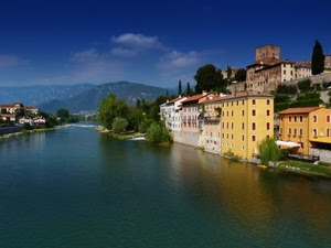 fiume, alberi, case, acqua, palazzi, montagne, castello, cielo, nuvole, paesaggio