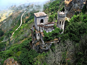castello, alberi, strada, torre, verde, montagna, finestre, rami, piante, rocce, torri, bosco, merli, archi, roccia, panorama, nebbia