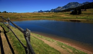lago, montagne, staccionata, verde, steccato, acqua, legno, alberi, montagna, prato, blu, cielo