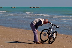 bicicletta, mare, spiaggia, scogli, onde, uomo, sabbia, ruote, acqua, ciclista, ombra, azzurro, cielo, ombre, orizzonte, bagnasciuga, anziano, persona