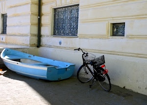 barca, bicicletta, finestre, azzurro, ruote, muro, cestino, cestini, ombra, raggi, grondaia, grate, inferriate, bici, nero, manubrio, grata, pedali