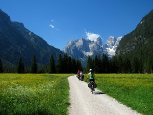 montagne, alberi, ciclisti, verde, strada, cielo, erba, nuvole, biciclette, prati, azzurro, sentiero, montagna, campi, prato, tre, bosco