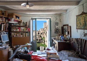 libri, disordine, stanza, letto, finestra, caos, lampadario, quadro, computer, librerie, libreria, case, lampadina, porta, monitor, oggetti, lampada, interno, vista, uscio, quadri, fotografie