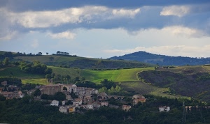 alberi, colline, nuvole, case, paese, borgo, verde, cielo, prati, campi, paesaggio, campagna, panorama, ponte