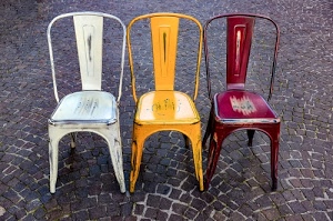 sedie, rosso, tre, giallo, bianco, piazza, gambe, porfido, colori, schienale, seduta, spalliera, cubetti, strada, sanpietrini, schienali, sedute, tricolore, pavimentazione