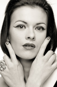 mani, ritratto, anello, donna, occhi, viso, capelli, bianconero, bocca, dita, unghie, naso, trucco, smalto, nero, rossetto, labbra, volto