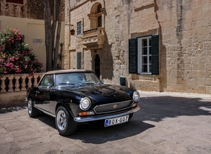 auto, fiori, ruote, finestre, balcone, palazzo, fari, targa, nero, finestra, macchina, balaustra, automobile, persiane, ombra, fanali, piazza, cofano