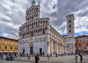 campanile, piazza, chiesa, persone, colonne, archi, nuvole, cielo, duomo, facciata, catene, statue, finestre, sagrato, bianco, marmo, lucca