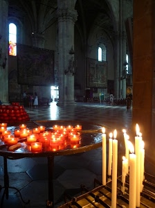 chiesa, candele, rosso, colonne, lumini, finestre, luci, cera, fiamme, vetrate, interno, fiammelle, persone, fiamma, candela, bianco, luce, porta, giallo, ceri, fuoco, ombra