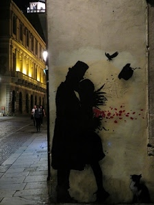 murales, persone, strada, gatto, luci, uccello, murale, bacio, cappello, nero, palazzo, notturno, coppia, innamorati, marciapiede, abbraccio, via, luce, case, graffiti, graffito, notte, angolo, petali