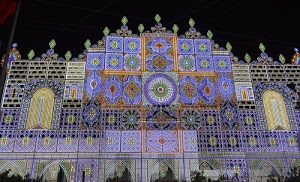 luminarie, luci, colori, geometrie, notturno, notte, cerchio, festa, viola, azzurro, giallo, nero, verde, lampadine, archi, decorazioni, facciata