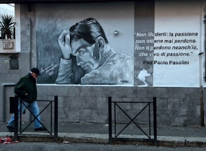 murales, frase, uomo, persona, marciapiede, passante, murale, parole, ritratto, marciapiedi, strada, camminare, numero, pasolini, cappello, giubbotto, triangoli, azzurro, poesia, numeri, muro