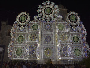luci, luminarie, rosoni, festa, notte, verde, chiesa, colori, cerchi, quadrati, persone, geometria, nero, campanile, bianco, notturno