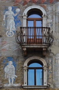 balcone, affreschi, finestra, ringhiera, archi, vetri, porta, casa, muro, ferro, arco, balaustra, ruota, vetro, palazzo, affresco, davanzale, azzurro, finestre