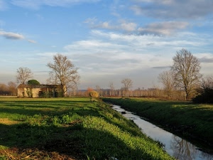 alberi, nuvole, cielo, erba, casolare, verde, acqua, casa, azzurro, campagna, panorama, pianura, ruscello, ombre, prato, torrente, fiume, riflessi, campi, finestre, canale, cascina, rami