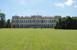 alberi, verde, bandiera, prato, palazzo, finestre, erba, parco, nuvole, cielo, villa, scalinata, giardino, azzurro, comignoli, tricolore, persone