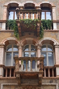 archi, finestre, balconi, colonne, piante, verde, riflessi, vetri, balcone, tende, palazzo, capitelli, edera, casa, balaustre, vetro, trifore