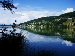 lago, fiume, riflesso, acqua, nuvole, cielo, case, riva, montagna, arbusti, verde, panorama, paesaggio, riflessi, alberi