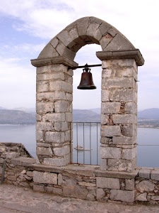 lago, arco, campana, pietre, muretto, acqua, nuvole, cielo, pietra, campanile, colonne, ferro, montagne, bronzo, cancello, colline, ringhiera, mare, monti