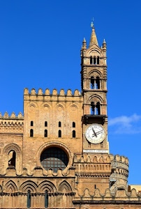 orologio, campanile, finestre, torre, chiesa, bifore, merli, lancette, archi, azzurro, cielo, rosone, cerchio, colonne, cattedrale, nuvole, croce