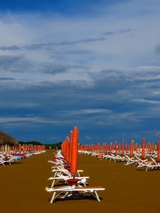 spiaggia, ombrelloni, sabbia, lettini, arancio, cielo, nuvole, arancione, sdraio